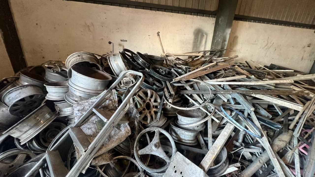 Aluminium wheels and extrusion scrap graded in the yard